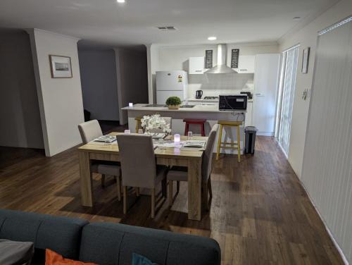 Wandina House | 4 Bedroom Wandina Home - 5 TVs & Close to Shopping Centre