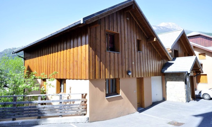 Forville Cabin | 4 bedroomed modern chalet in southern Alps in France's highest town.