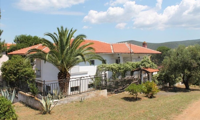 Vatopedi House | 4 bedrooms, 3 bathrooms, large garden with a beautiful view