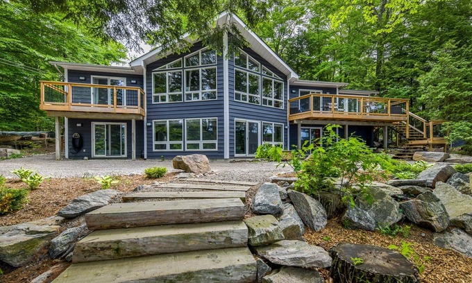Seguin Cottage | 4 bedrooms and 3 bathrooms on Clear Lake!