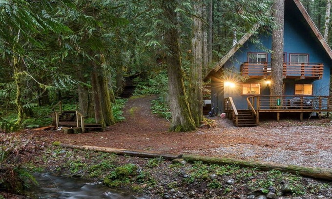 Glacier Cabin | 4 bedrooms, hot tub, max 6 adults, gas fireplace Snowline Community Mt. Baker