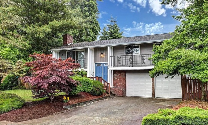 Everett House | 4 Beds in Northern Seattle with a Backyard Playground