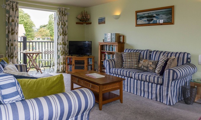 Thorpeness Apartment | 4 Bell Lodge, - sleeps 7 guests in 3 bedrooms