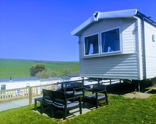 Newquay Apartment | 4 Berth Couples and Family Caravan in Beautiful Newquay Bay Resort
