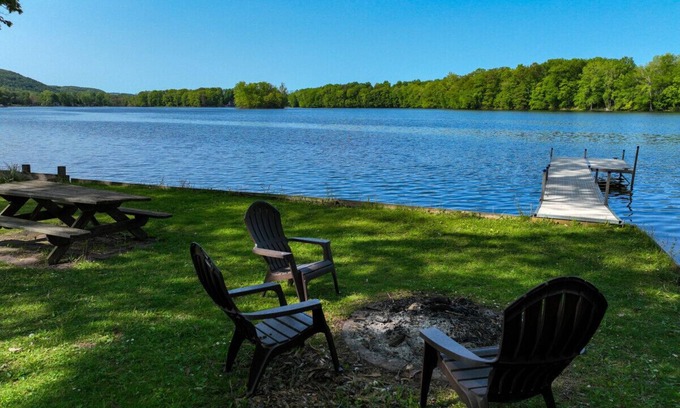 Tully House | 4 BR/2.5 BA Lake House | Pets OK | Fire Pit | Dock