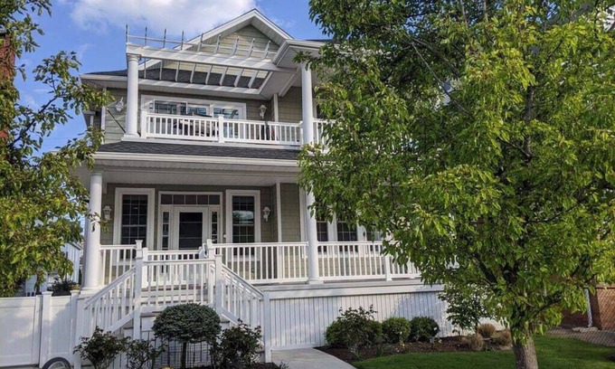 North End House | 4 BR/2 Bath/Town Center -Top Floor w/Roofdeck