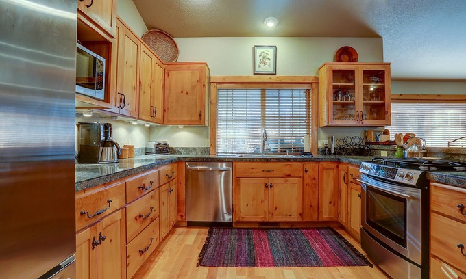 Deer Park House | 4 BR (2 Masters) Air-Conditioned Lodge Style with Free Tennis, Pool, and Bikes