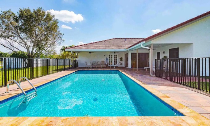 Jog Road House | 4 BR 3.5 w/pool. Near Delray Beach and Wellington and equestrian communitiesn