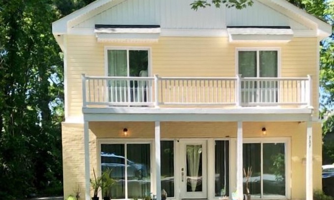 Northeast Virginia Beach House | 4 Br/3 Ba walking distance to Oceanfront Moca, Parking Culdesac Convention
