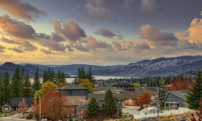 Okanagan-Similkameen House | 4 BR/4 BA beautiful family friendly house with stunning lake view