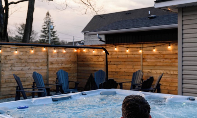 Wasaga Beach Cottage | 4 BR Beach Cottage: Hot Tub- Firepit-Table tennis