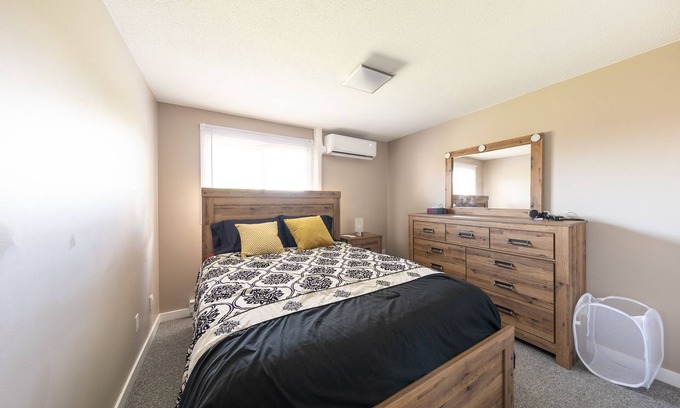 Windsor House | 4 BR Executive Town home, Indoor Pool, close to shopping, restaurants, and parks