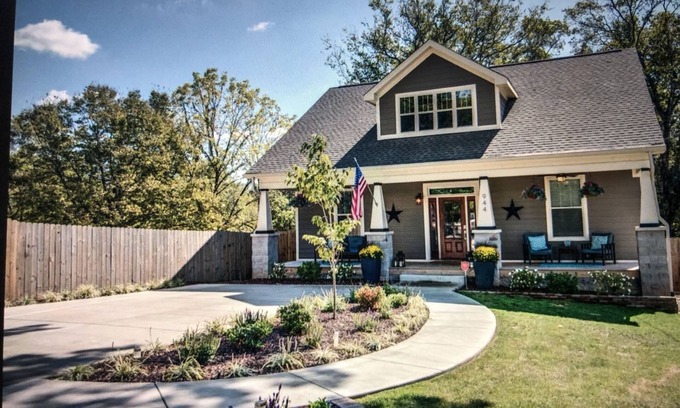 Cahal Street Group House | 4 Br - great deck/hot tub - 3 miles to Broadway !