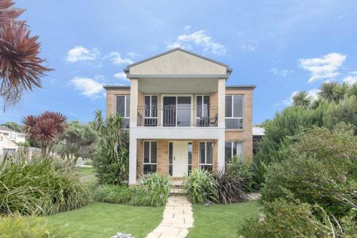 Warrnambool House | 4 BR house near beach sleeps 9