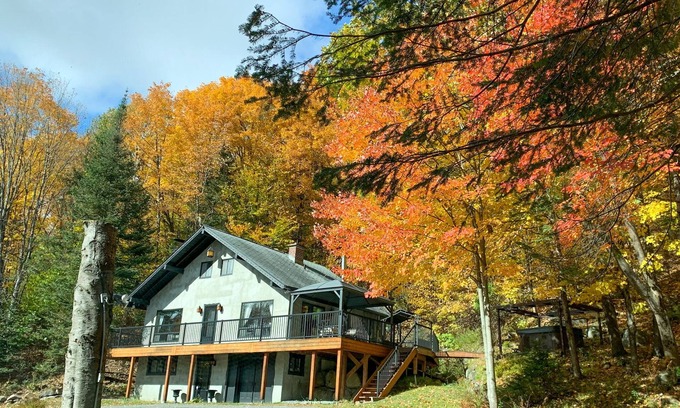 Les Pays-d'en-Haut Regional County Municipality Ski Chalet | 4 Br Luxury St-Sauveur Chalet & Pool, Swim Spa, fireplace, close to Ski resort
