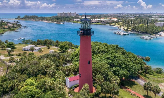Palm Beach Gardens House | 4 BR | SLEEP 10 | PRIVATE GUEST SUITE | HEATED POOL | NEAR BEACHES, WATERPARK & PGA
