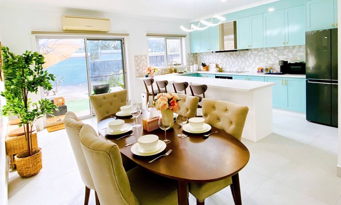 Yarraville House | 4 BR Townhouse Awesome Location 8 km to Melbourne CBD