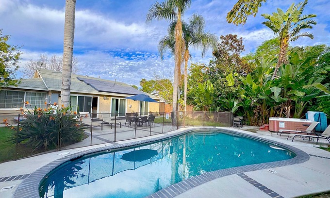 Southwest Anaheim House | ☀️4 BR Villa - Heated Pool/Spa Walk to Disneyland