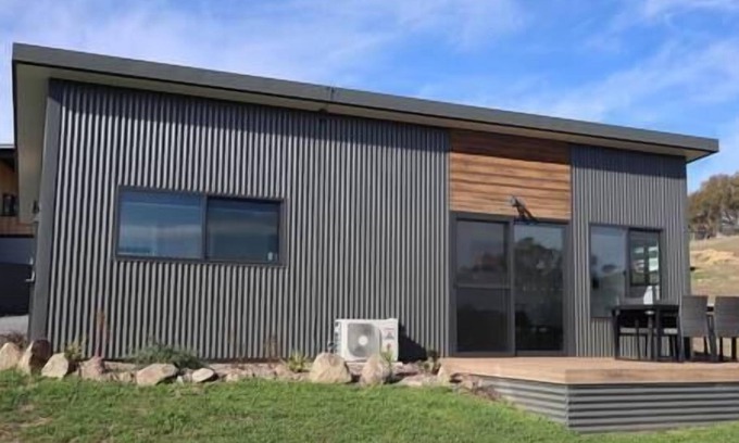 East Jindabyne House | #4 Brand new modern Eco cabin with fantastic views
