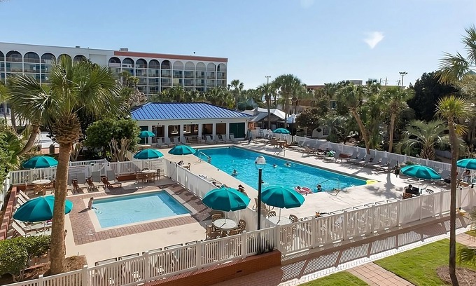 Fort Walton Beach Hotel | 4 Breezy Beachside Rooms with Outdoor Pool Near Wild Willy's Adventure Zone