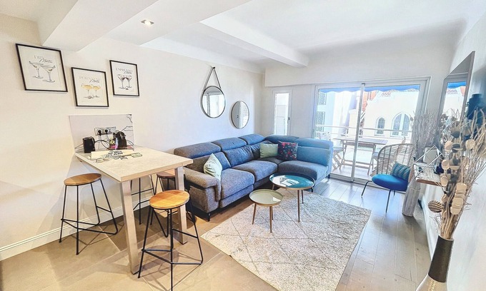 Cannes City Centre Apartment | 4* Cannes 2 BRs Croisette 800m Palais balcony sea view by Olam Properties