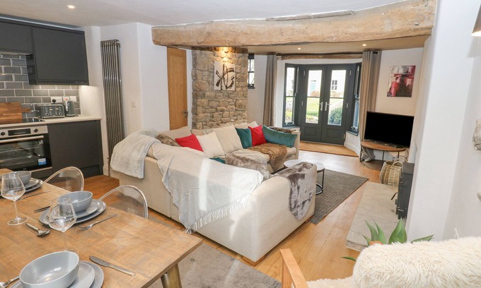 Bowes House | 4 CASTLE TERRACE, pet friendly, with open fire in Barnard Castle