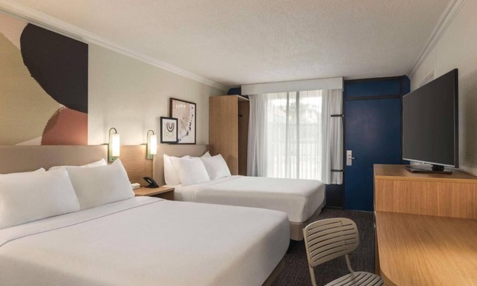 Gulf Gate Estates Hotel | 4 Charming Rooms w/Free Breakfast & Pool – Close to Siesta Beach