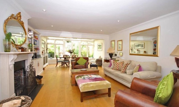 Midhurst House | 4 Chartwell Mews - a town house that sleeps 7 guests in 4 bedrooms