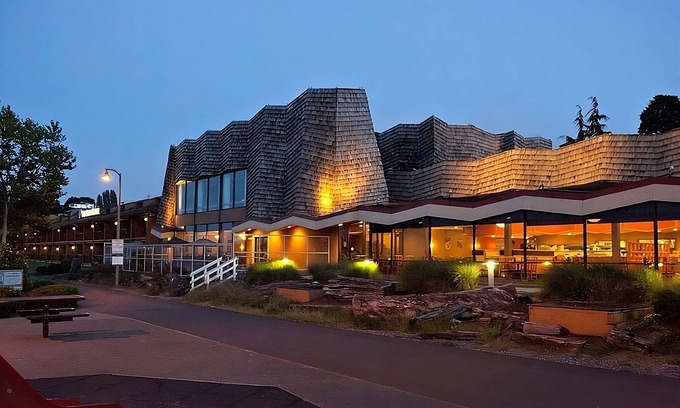 Port Angeles Resort | 4 Classy Units! Pool, FREE Parking, Pets Allowed, Near Valley Creek Estuary Park