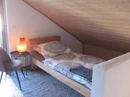 Unterallgau House | #4 Dachstudiozimmer mit 2 Betten und Balkon mit WG Bad Airport nah freies W-Lan
