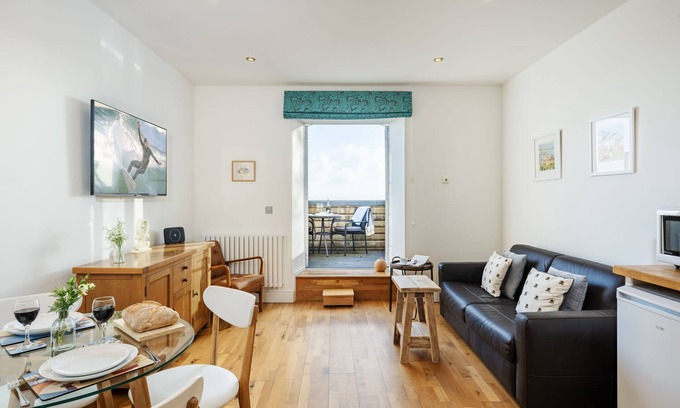 Carbis Bay Apartment | 4 Fernhill is a charming ground-floor apartment with stunning sea views overlooking St Ives Bay. It