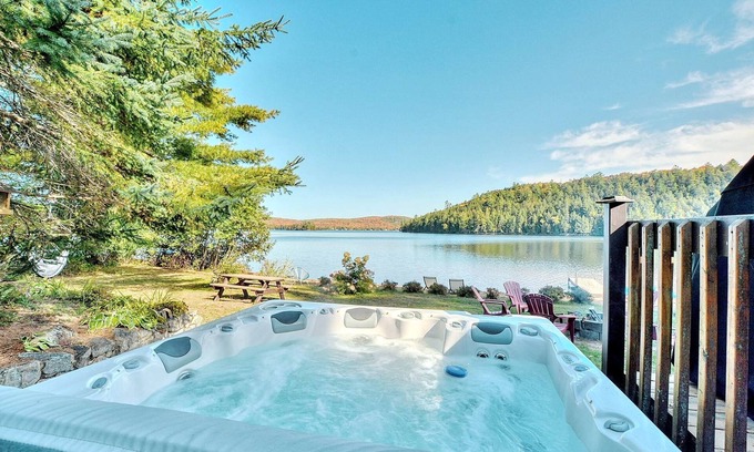 Amherst Ski Chalet | 4 Little Bears' Refuge, Cozy Lakefront property w/sandy beach, fireplace & spa
