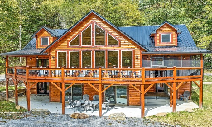 Maggie Valley House | 4 Loves Lodge - Brand New Log Home, Sleeps 22, 6 BR, 6 1/2 BA, HT, FP