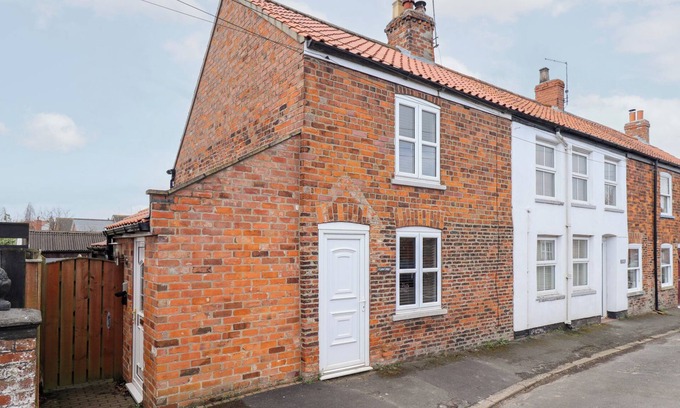 Withernwick Cottage | 4 LYNTON COTTAGES, pet friendly, with a garden in Aldbrough