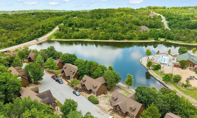 Reeds Spring Cabin | 4 Master Suites! By StoneBridge Pool! SDC!