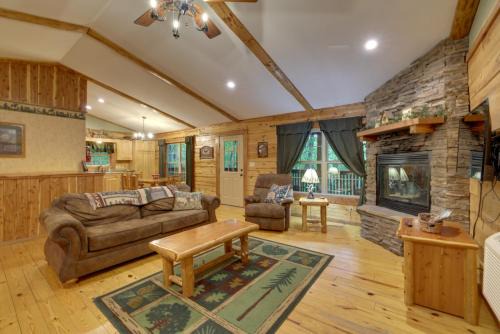 Sylvan Shores House | 4 Mi to Beaver Lake Peaceful Log Cabin with Deck!