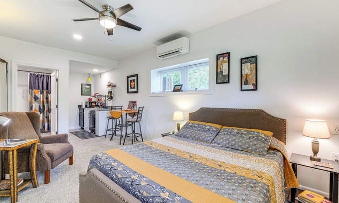 Court House Apartment | 4 Mi to Blue Ridge Parkway: Floyd Studio w/Yard