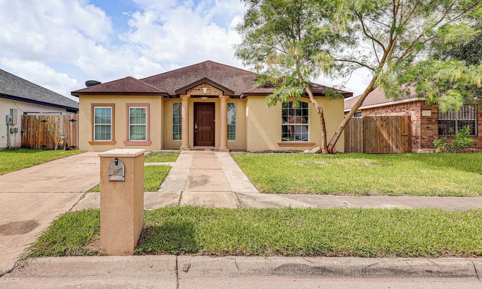 Brownsville House | 4 Mi to Dtwn Brownsville: Family Home w/Yard!