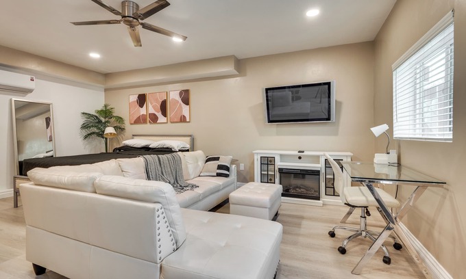 Mid City Apartment | 4 Mi to Hollywood: Mid-Wilshire Studio w/Patio!