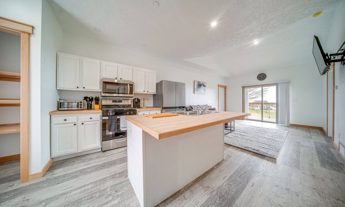 Erie Condo | 4 Mi to Lake Erie Access: Condo on the Greens