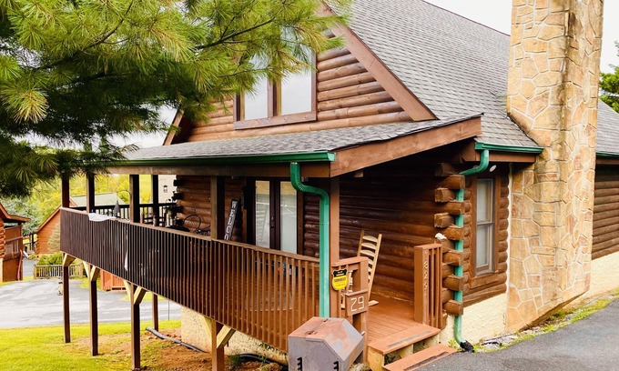 Sevierville Cabin | 4 miles to Dollywood and Pigeon Forge Fun!