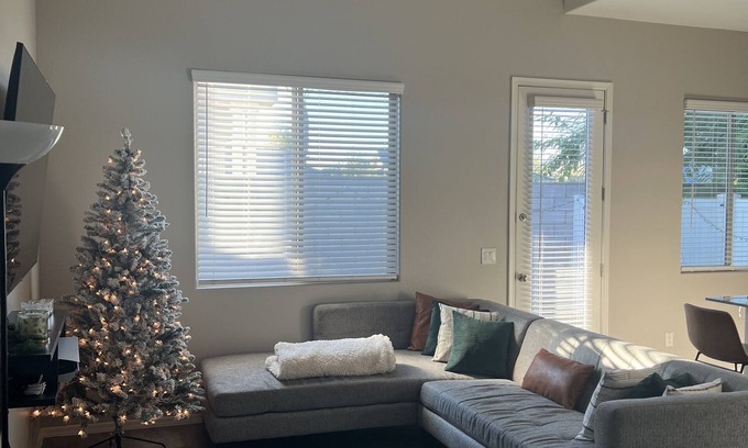 Maryvale Village House | 4 min drive to cardinals State Farm stadium with beautiful yard and high ceiling