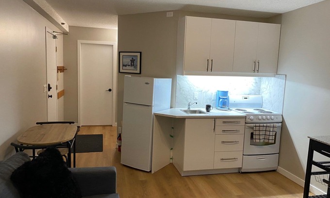 Whistler Creekside Condo | 4 Min walk to Gondola! Whistler Quiet 1 bedroom, FREE PARKING!