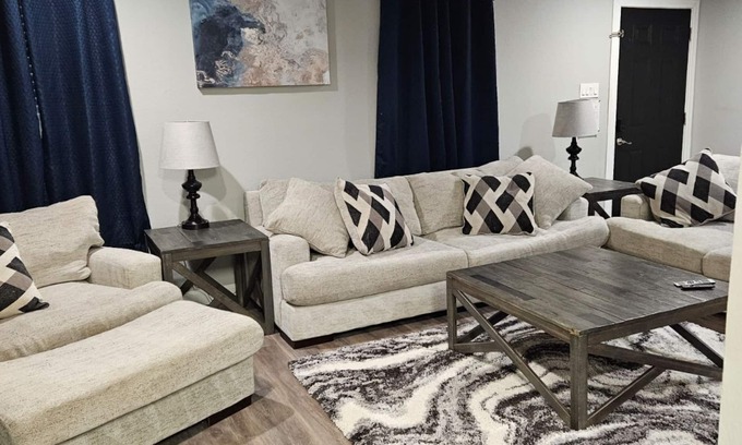 Arena District House | 4 Minutes from the ATT Center