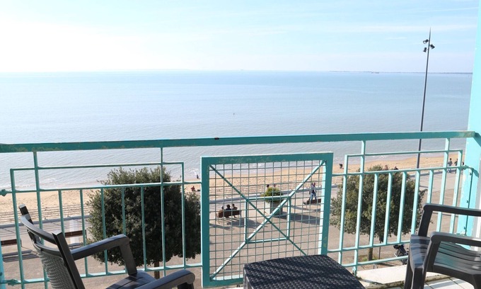 Fouras Apartment | 4-person apartment with sea view, beachfront