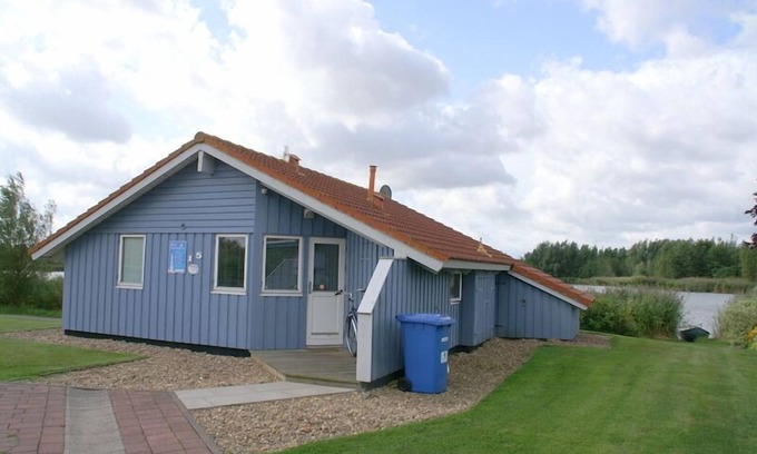 Norderteil House | 4-person vacation home with wood-burning stove, canoe and wonderful lake view in Otterndorf