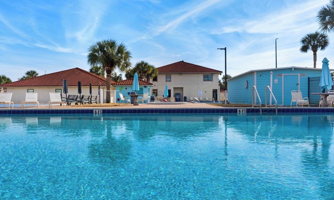 Summer Breeze Condo | 4 Pools, Tennis & Mini-Golf Fun + Free Tickets: Dolphin Cruise & More!