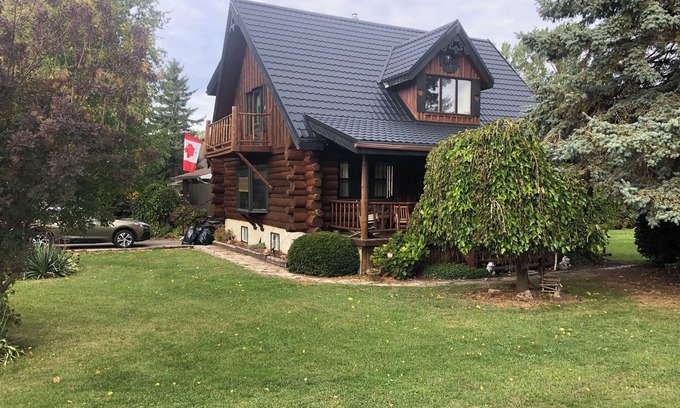 Southampton House | 4 Season/4 bedroom Log Home in Southampton. Walking distance to downtown/beach