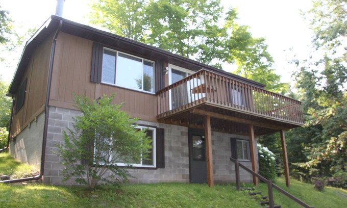 Hayward House | 4 Season Nelson Lake cabin, only 5 miles from town, WIFI, AC,Dogs Welcome