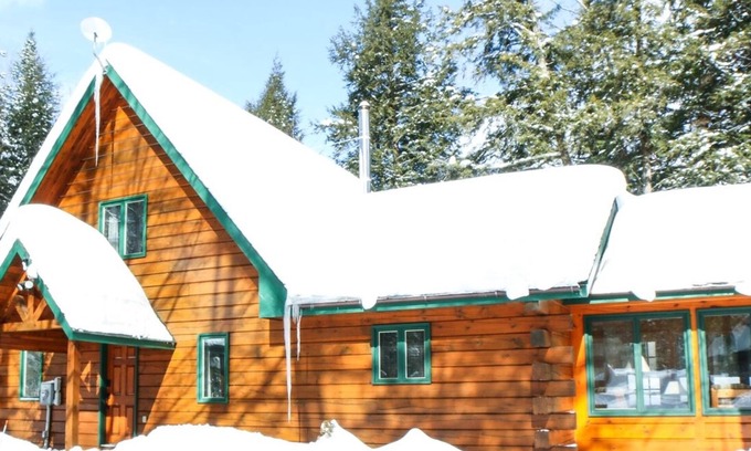 Algonquin Highlands Cottage | 4-Season Private Log Cottage on Kawagama Lake, fireplaces, sunroom, dock, Wifi